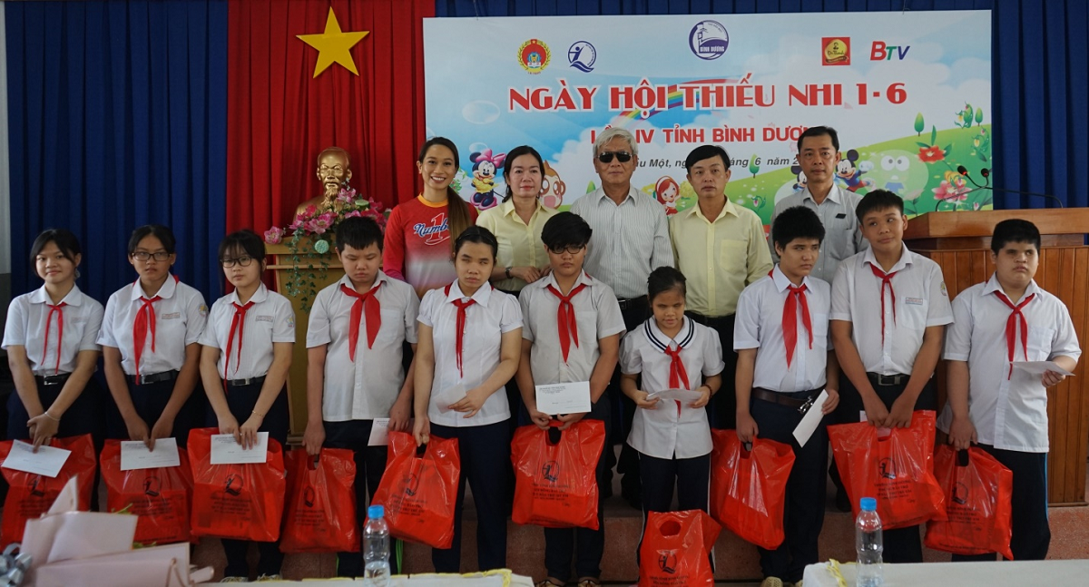 tap doan tan hiep phat hang tram phan qua den voi tre em co hoan canh kho khan