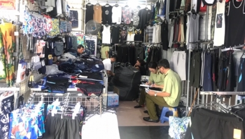 Kiểm tra, tạm giữ hàng nghìn sản phẩm quần, áo, thắt lưng có dấu hiệu giả nhãn mác Kiểm tra, tạm giữ hàng nghìn sản phẩm quần, áo, thắt lưng có dấu hiệu giả nhãn mác