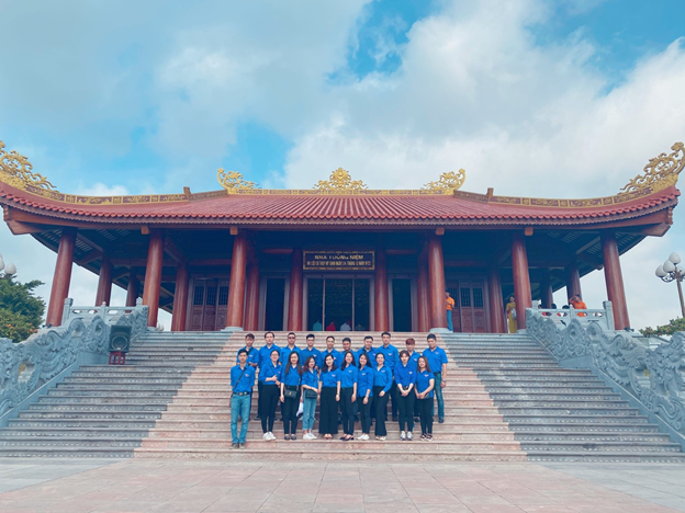 Thanh niên Ngân hàng dâng hương tưởng niệm các anh hùng liệt sĩ thanh nien ngan hang dang huong tuong niem cac anh hung liet si