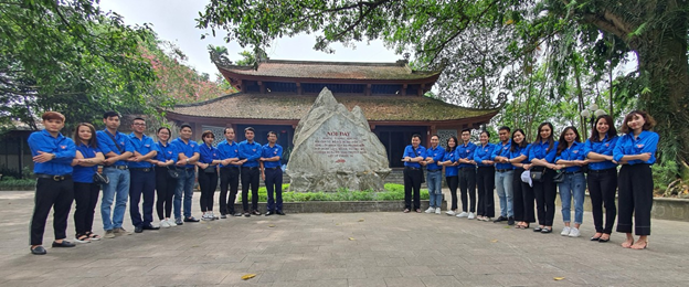 Thanh niên Ngân hàng dâng hương tưởng niệm các anh hùng liệt sĩ thanh nien ngan hang dang huong tuong niem cac anh hung liet si