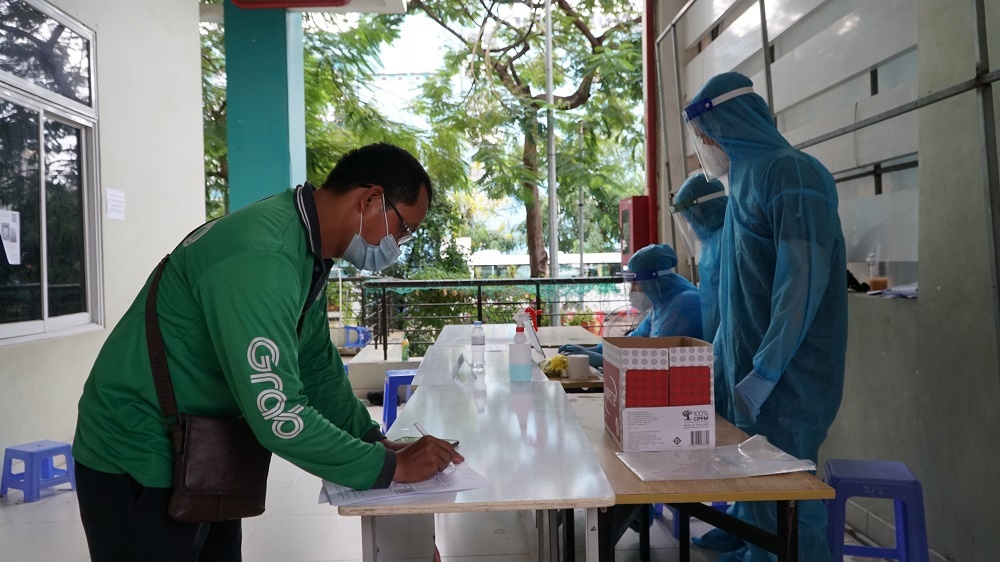 TP.HCM: Xem xét tiêm vắc-xin COVID-19 cho 62.000 shipper tphcm xem xet tiem vac xin covid 19 cho 62000 shipper