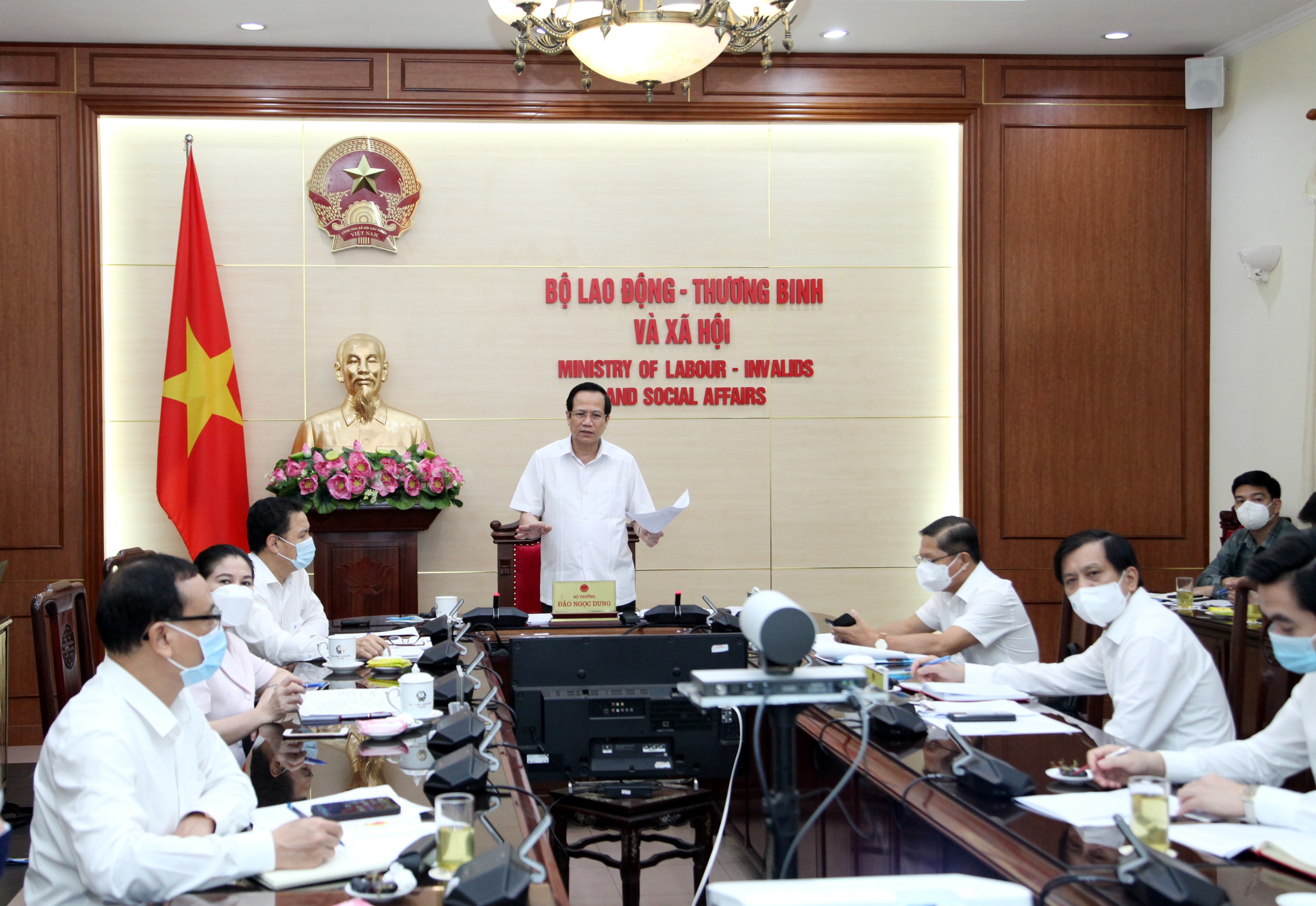 bo truong bo ldtbampxh doc tien do trien khai nghi quyet 68