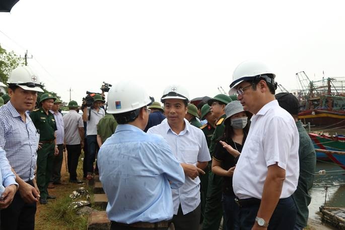 evncpc khan truong xu ly su co luoi dien do anh huong bao so 5