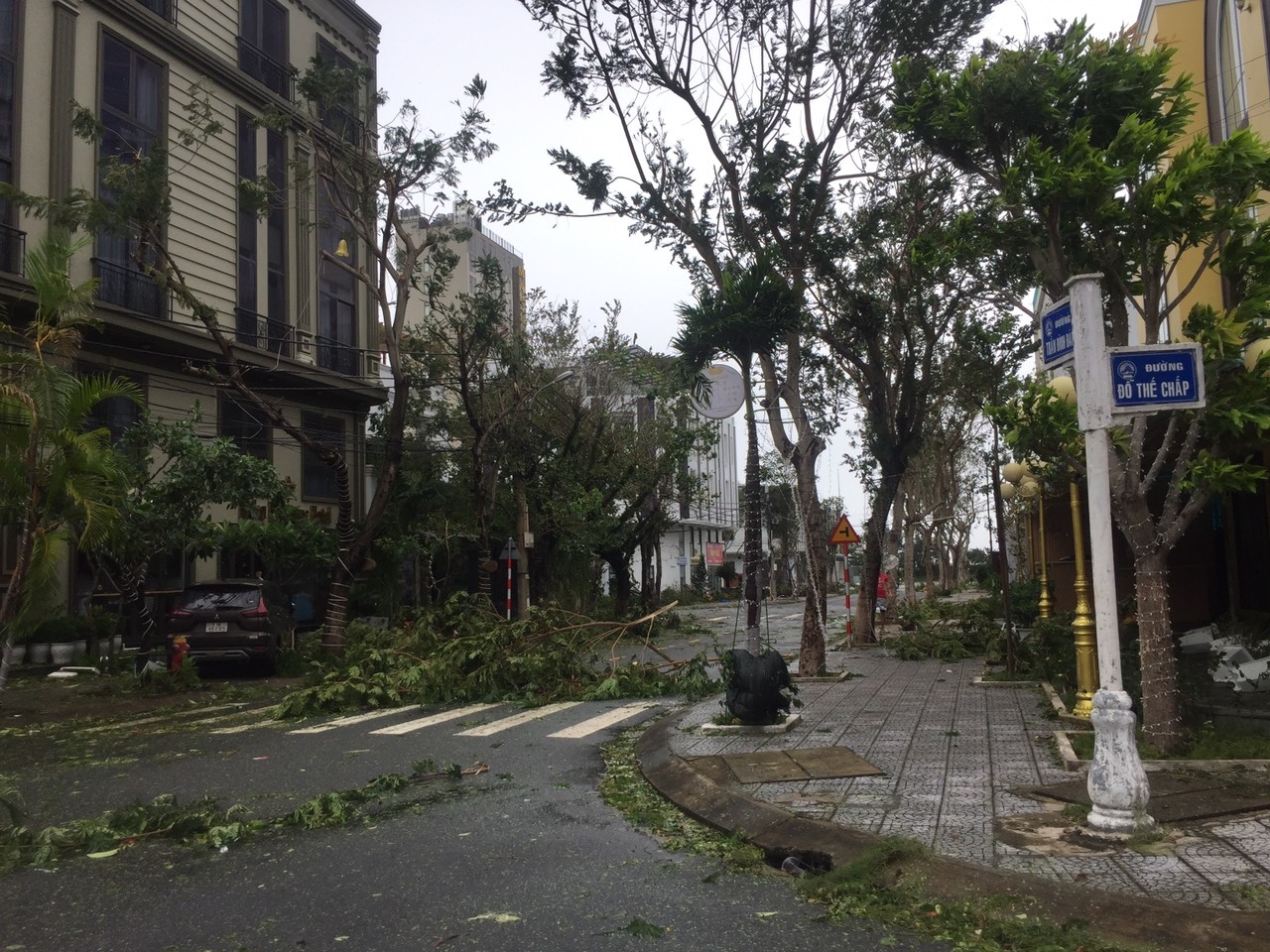 Đà Nẵng ngổn ngang sau bão Noru