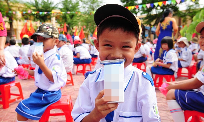Sữa học đường: Nhân văn, rồi nhân thế nào?