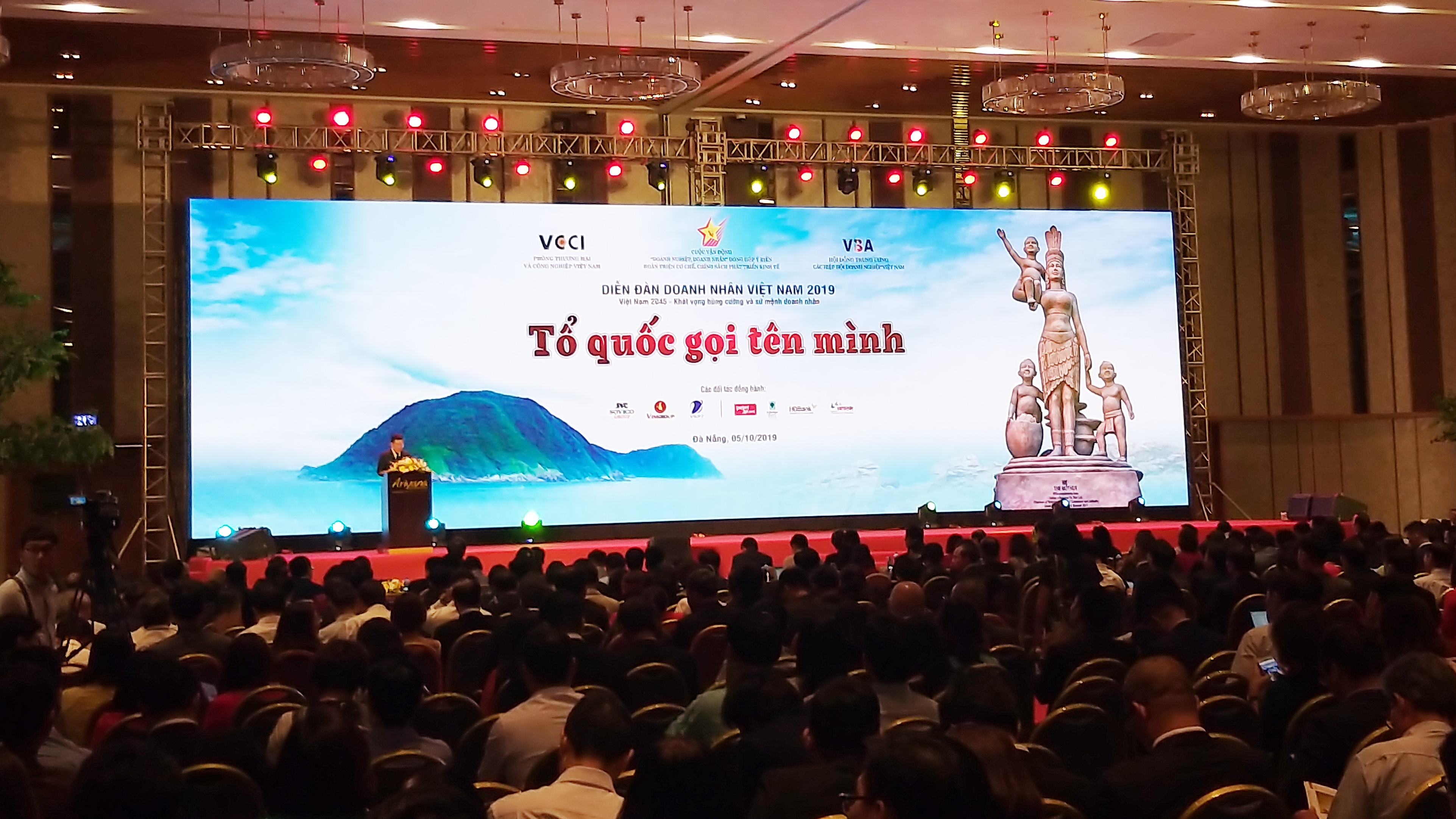 Khơi dậy niềm tự hào dân tộc của thế hệ doanh nhân mới Khơi dậy niềm tự hào dân tộc của thế hệ doanh nhân mới