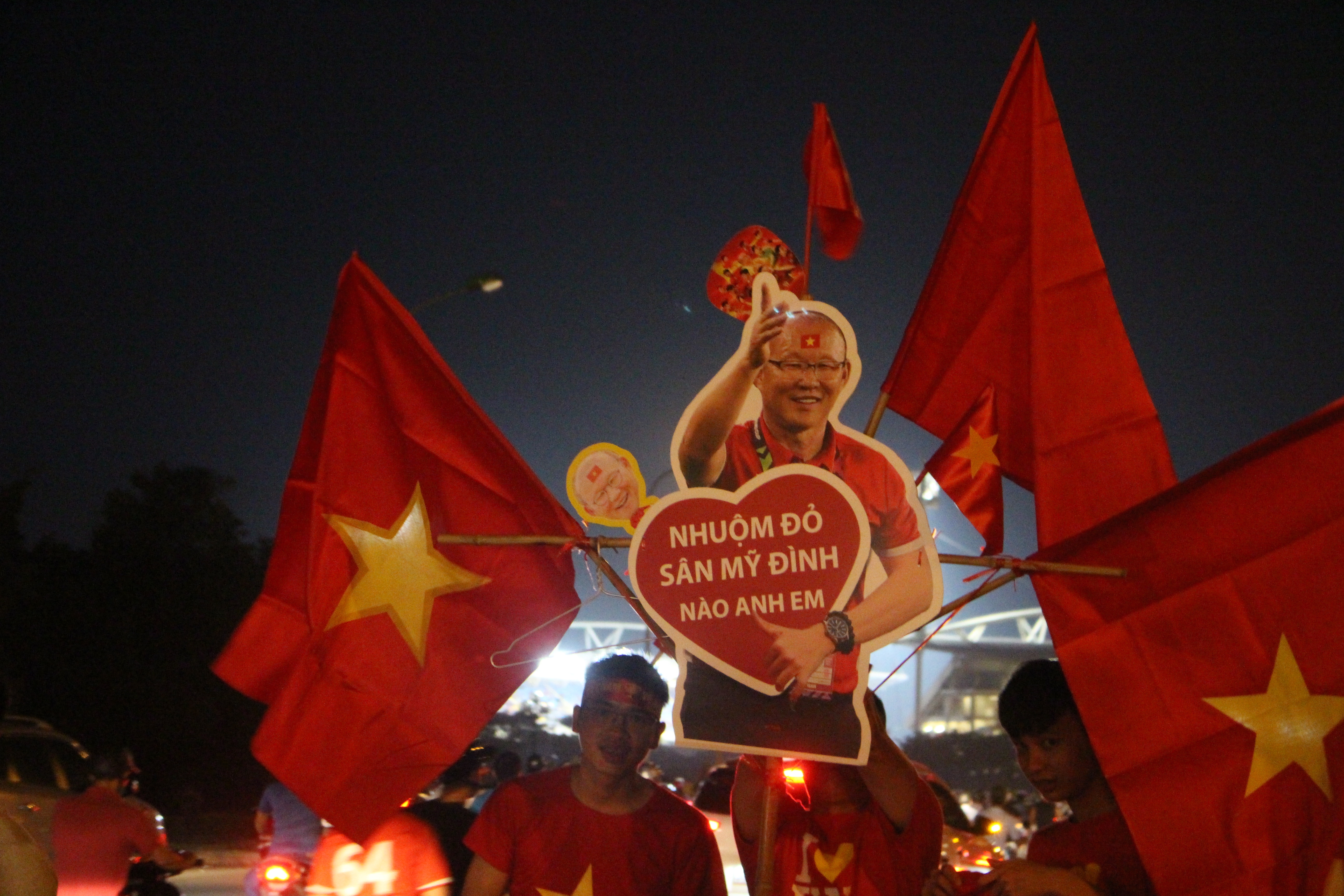 Rực đỏ trong niềm vui chiến thắng Rực đỏ trong niềm vui chiến thắng