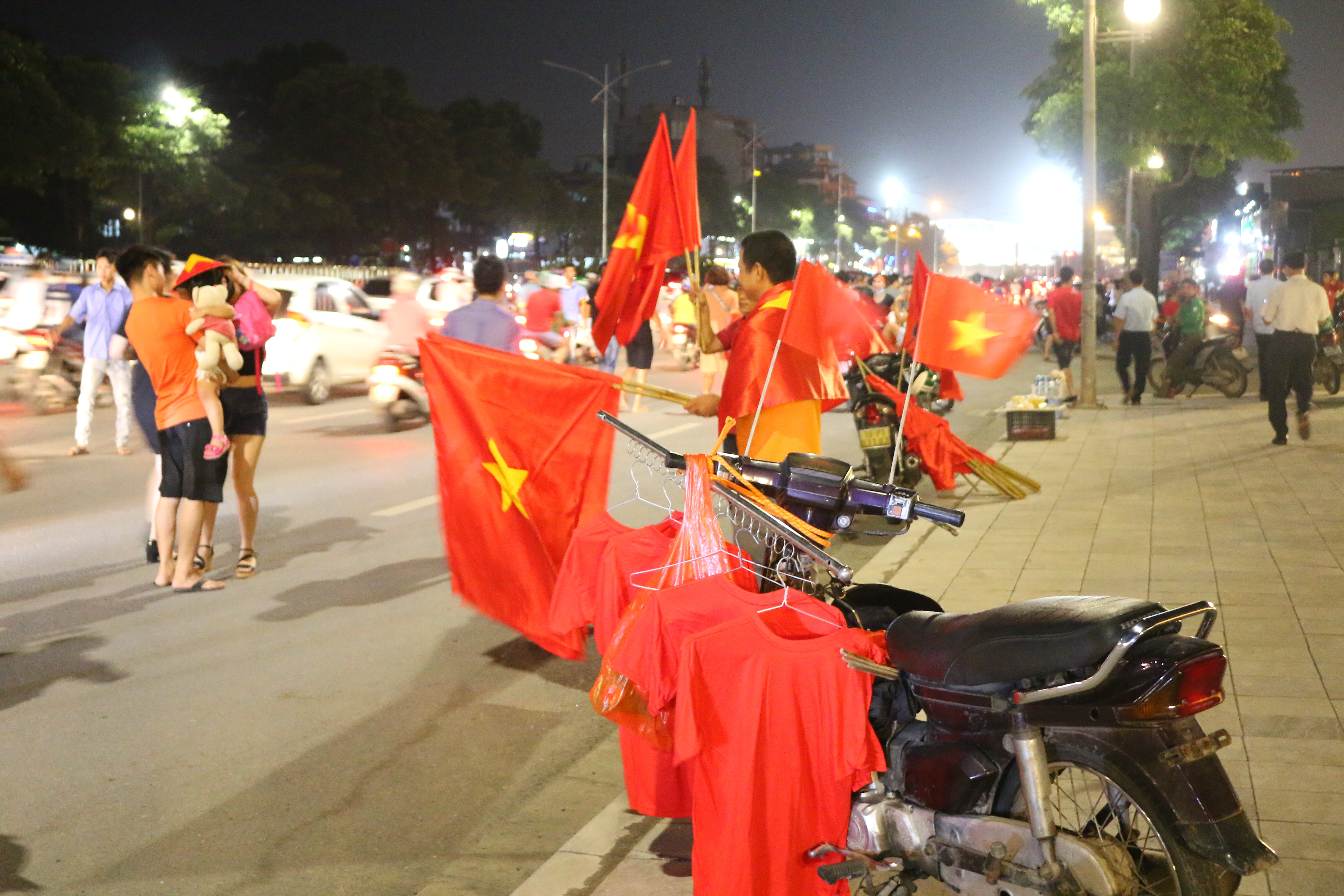 Rực đỏ trong niềm vui chiến thắng Rực đỏ trong niềm vui chiến thắng