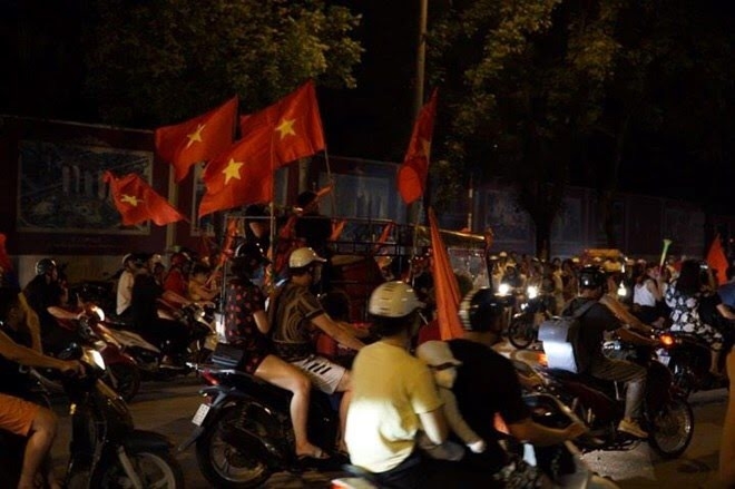 Rực đỏ trong niềm vui chiến thắng Rực đỏ trong niềm vui chiến thắng