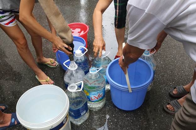 Đảo lộn cuộc sống vì đứt nguồn nước sạch