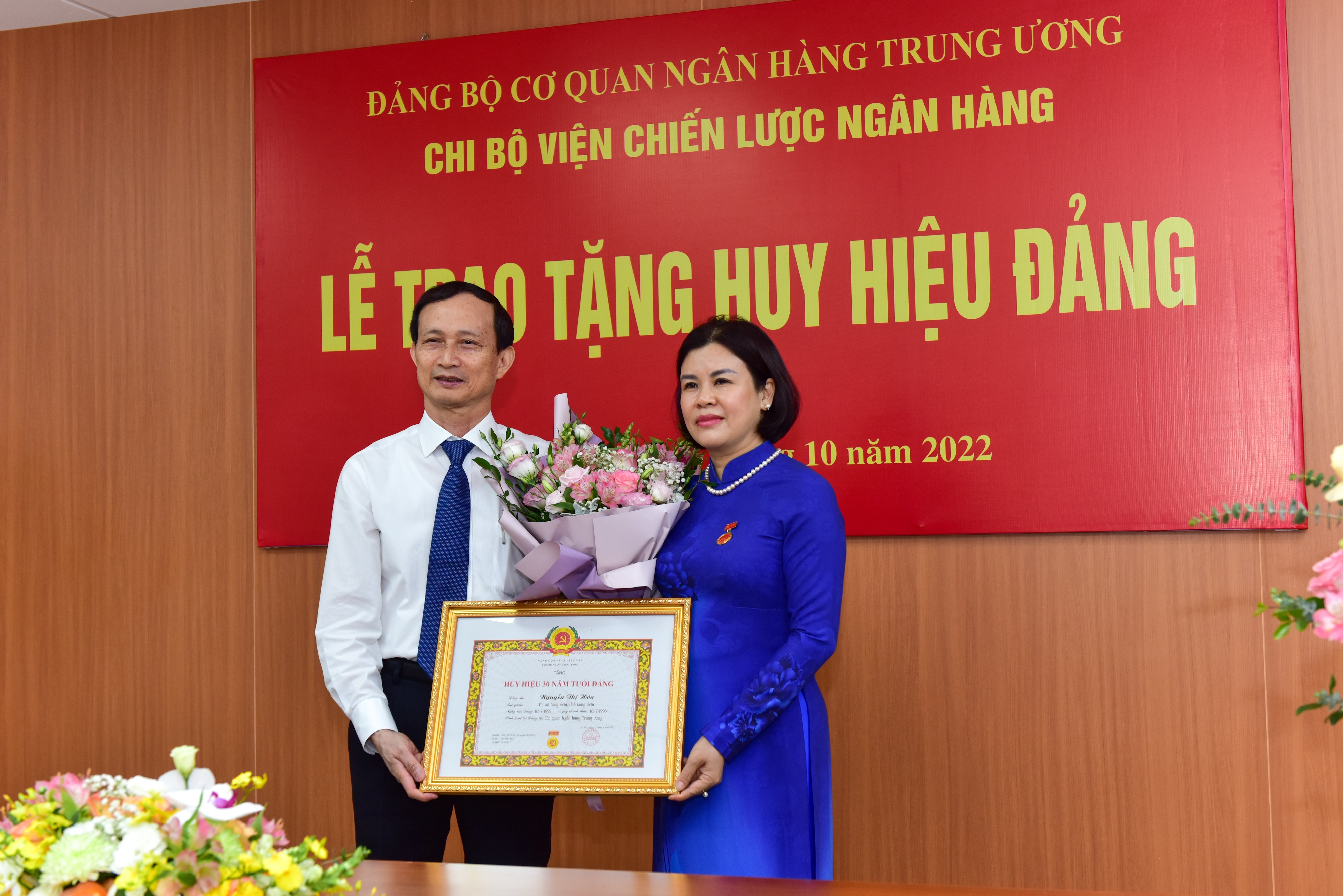 Trao tặng Huy hiệu 30 năm tuổi Đảng cho Viện trưởng Viện Chiến lược Ngân hàng trao tang huy hieu 30 nam tuoi dang cho vien truong vien chien luoc ngan hang