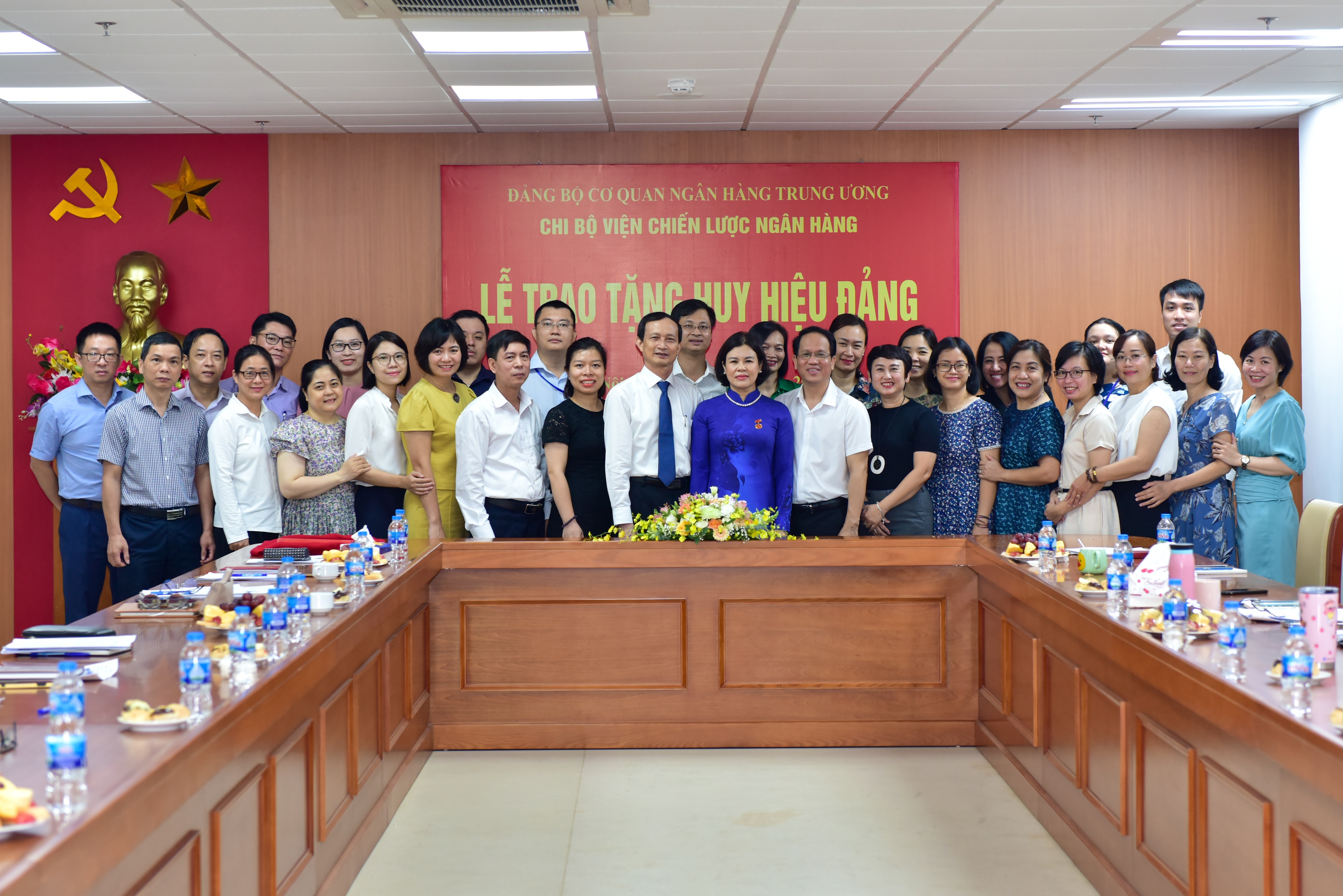 Trao tặng Huy hiệu 30 năm tuổi Đảng cho Viện trưởng Viện Chiến lược Ngân hàng trao tang huy hieu 30 nam tuoi dang cho vien truong vien chien luoc ngan hang