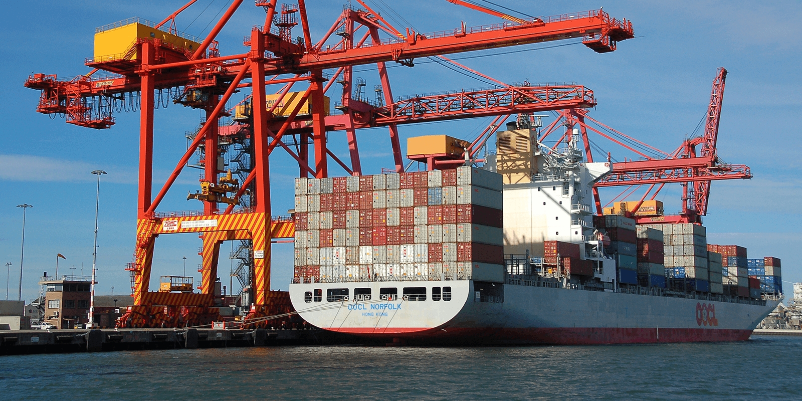 Tiềm ẩn nguy cơ Việt Nam là nơi trung chuyển hàng tránh thuế, giả mạo xuất xứ Việt Nam Tiềm ẩn nguy cơ Việt Nam là nơi trung chuyển hàng tránh thuế, giả mạo xuất xứ Việt Nam