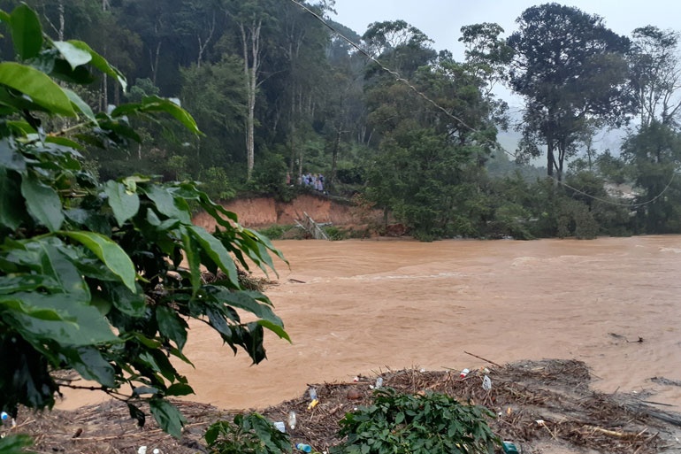 chia 4 top lan tim cac du khach bi lu cuon troi