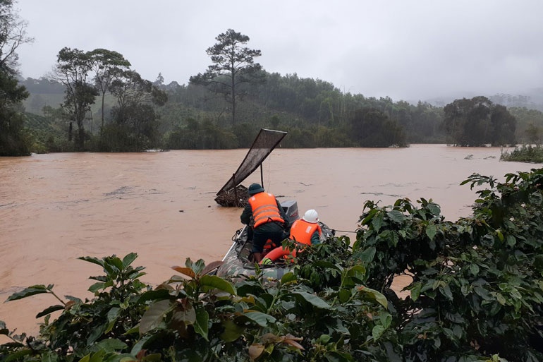 chia 4 top lan tim cac du khach bi lu cuon troi