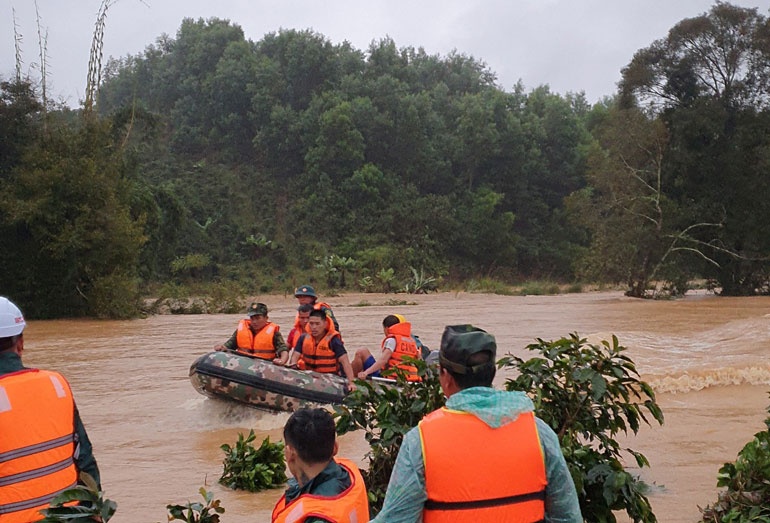chia 4 top lan tim cac du khach bi lu cuon troi