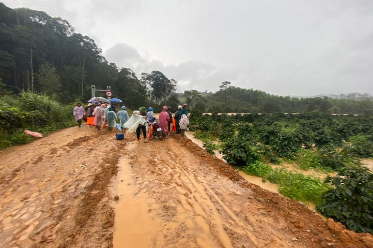 chia 4 top lan tim cac du khach bi lu cuon troi