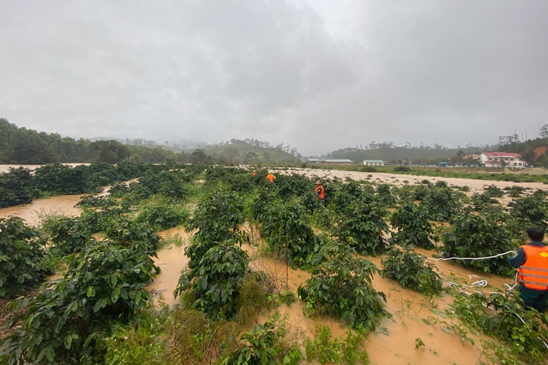 chia 4 top lan tim cac du khach bi lu cuon troi