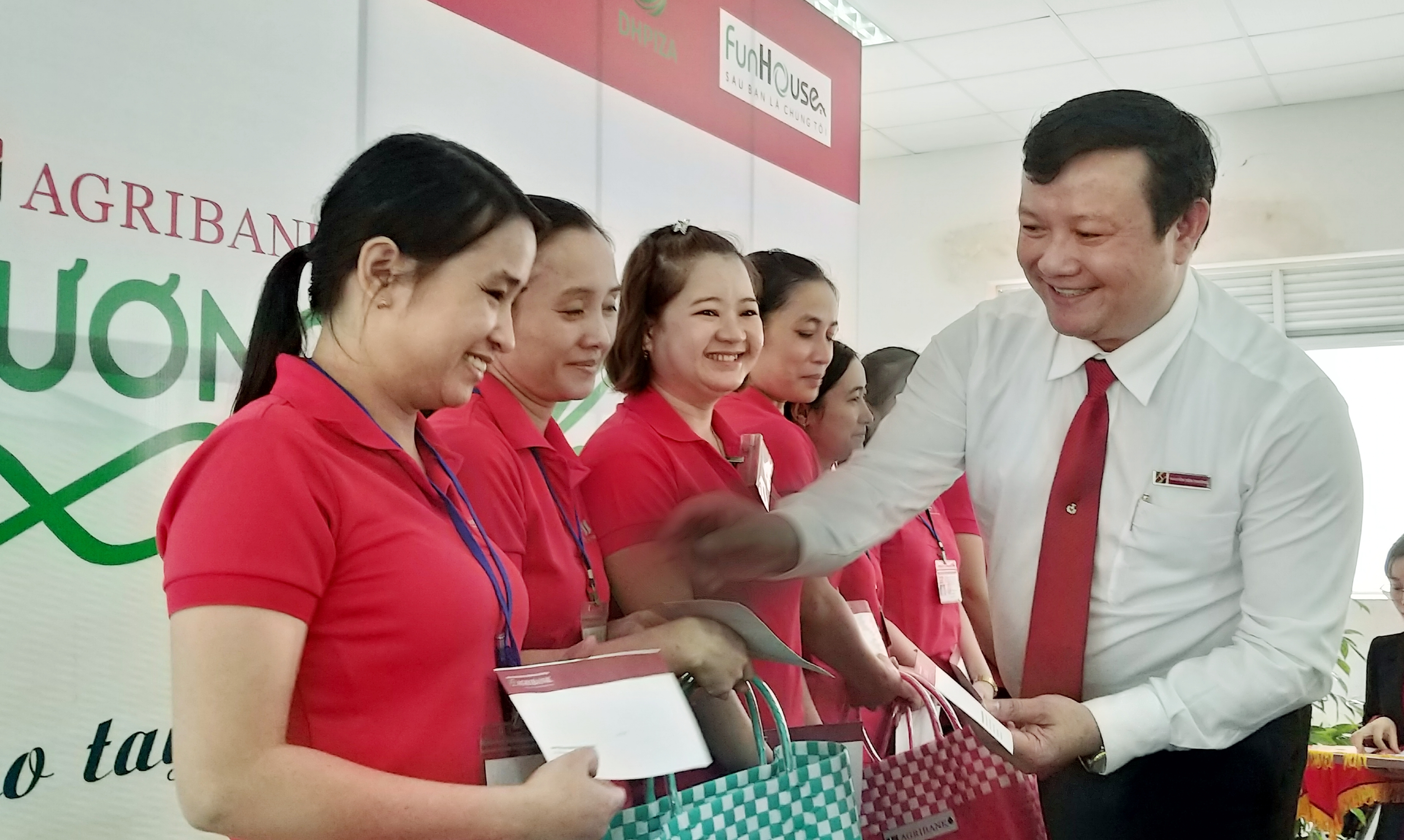 Agribank miền Trung góp phần giảm rác thải nhựa