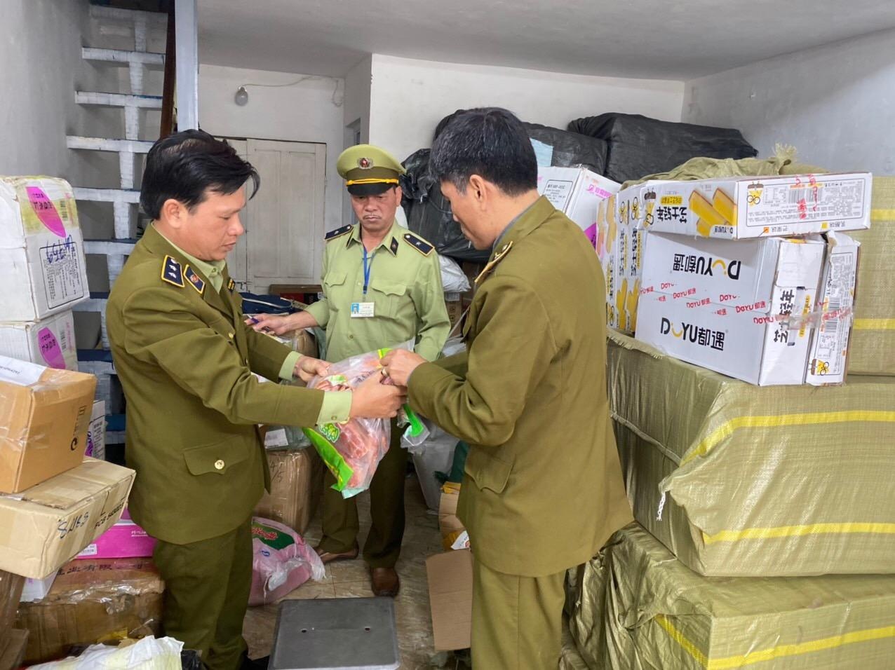 Hà Nội: Tạm giữ 800kg thịt lợn không rõ nguồn gốc xuất xứ ha noi tam giu 800kg thit lon khong ro nguon goc xuat xu