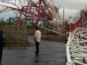 Nam Định: Tháp truyền hình cao 180m đổ sập do bão