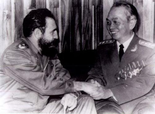 [Caption]General Vo Nguyen Giap talked with President Fidel Castro during his visit to Cuba.
