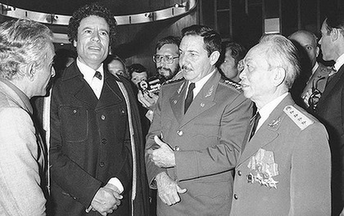 Tướng Giáp và các chính khách quốc tế Đại tướng Võ Nguyên Giáp trong một cuộc gặp tại Algeria năm 1979 với Tổng thống Libya Muammar Gaddafi (thứ hai từ trái sang) và ông Raul Castro, khi đó là Bộ trưởng Các lực lượng Vũ trang Cuba. Ảnh: AP