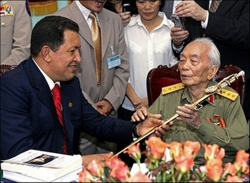 Tướng Giáp và các chính khách quốc tế Trong chuyến thăm Việt Nam năm 2006, Tổng thống Venezuelan Hugo Chavez đã tặng cho Đại tướng Võ Nguyên Giáp một bản sao thanh gươm quý của anh hùng Simon Bolivar, nhà cách mạng nổi tiếng người Venezuela, người lãnh đạo các phong trào giành độc lập ở Nam Mỹ đầu thế kỷ 19. Đại tướng đầu tiên, Tổng tư lệnh tối cao Quân đội nhân dân Việt Nam Võ Nguyên Giáp qua đời lúc 18h chiều nay tại Viện quân y 108 (Hà Nội) khi ông vừa qua tuổi 103. Ảnh: AFP