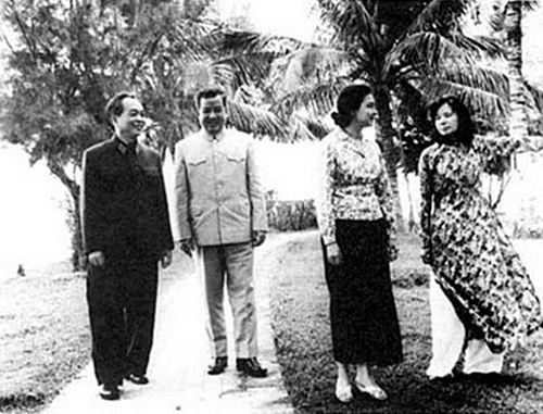 [Caption]February 1973: General Vo Nguyen Giap and his wife visit Norodom Sihanouk and Princess Monique in their residence located in a discrete location in Hanoi (Photo: NorodomSihanouk.info