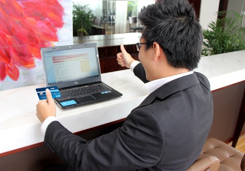 lo ngai virus corona nguoi dan han che giao dich tien mat