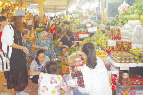 Hàng Tết ồ ạt đổ về giá vẫn tăng