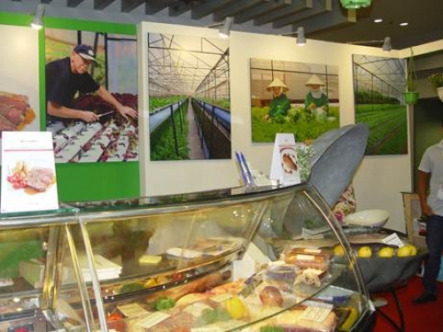 Chọn và thưởng thức hàng Tết hạng sang