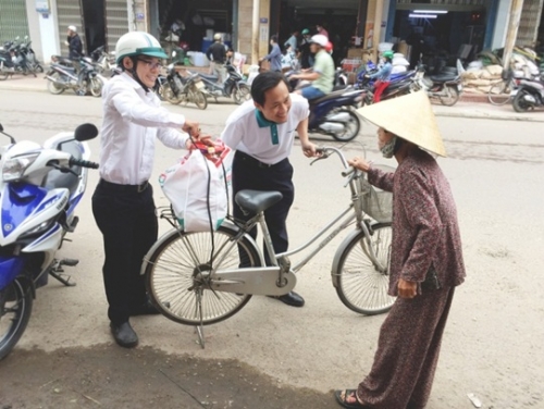 Kienlongbank trao tặng 7.450 phần quà Tết