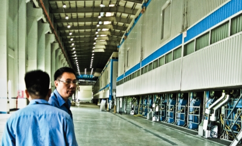 Đình trệ sản xuất do… thiếu cán bộ kiểm tra!