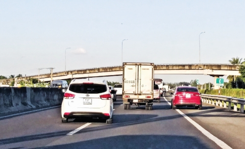 Lộn xộn trên cao tốc: Chuyện không nhỏ!