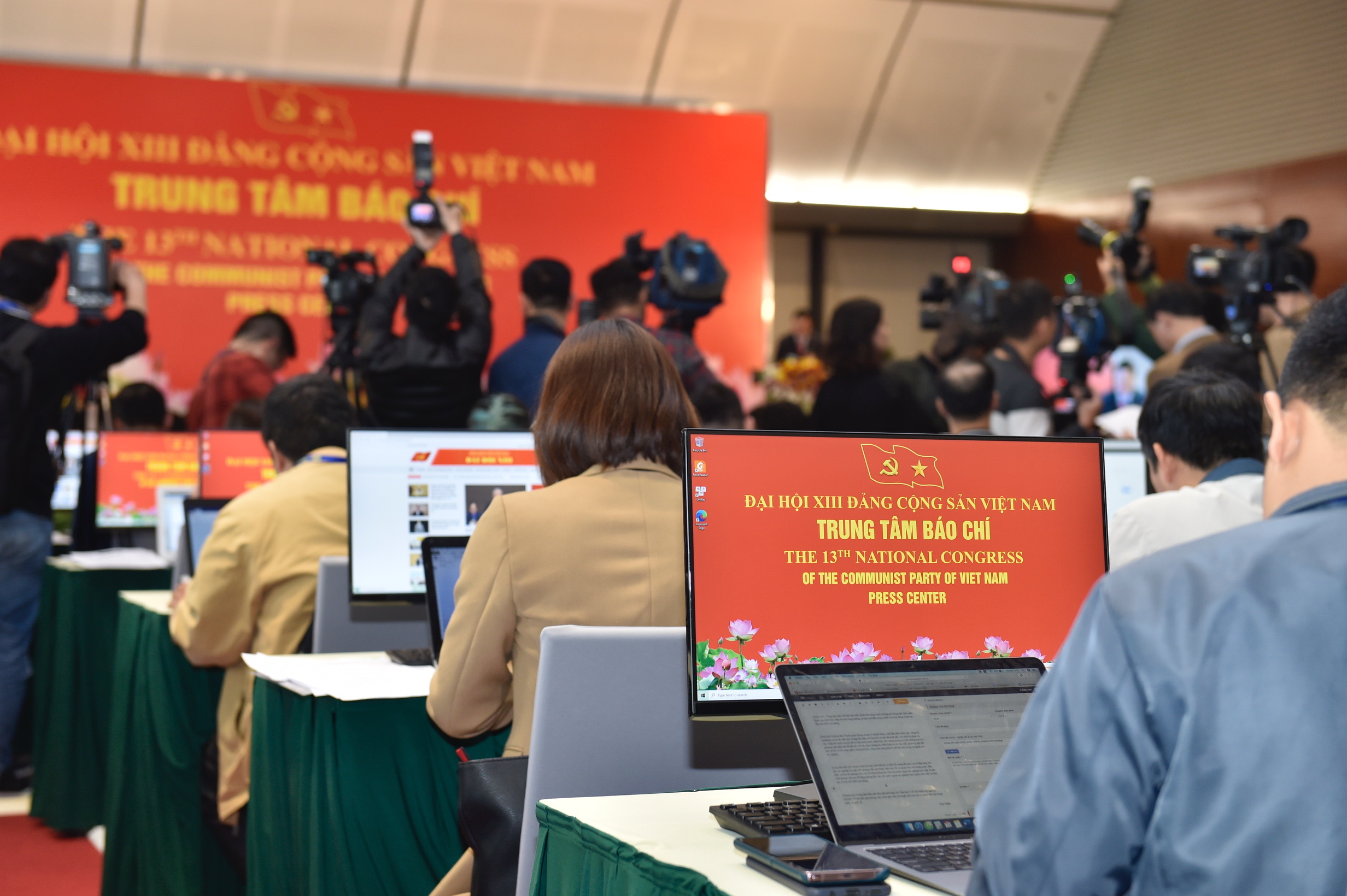 khai truong trung tam bao chi dai hoi xiii