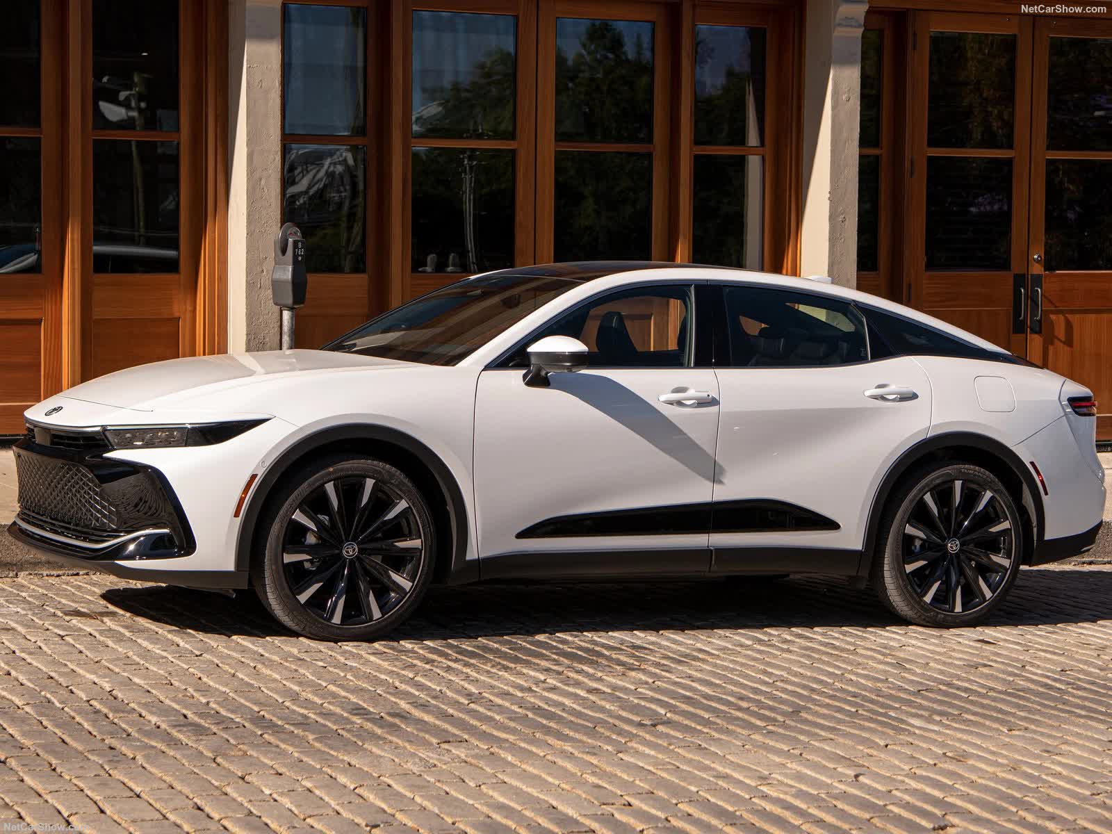 Toyota Crown 2023 có giá từ khoảng 940 triệu đồng Toyota Crown 2023 có giá từ khoảng 940 triệu đồng