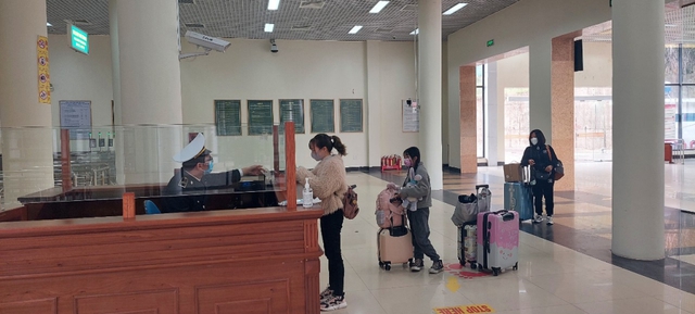 Nhộn nhịp hoạt động xuất, nhập cảnh tại Quảng Ninh, Lào Cai nhon nhip hoat dong xuat nhap canh tai quang ninh lao cai