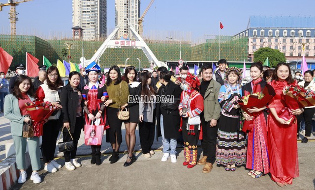 Nhộn nhịp hoạt động xuất, nhập cảnh tại Quảng Ninh, Lào Cai nhon nhip hoat dong xuat nhap canh tai quang ninh lao cai