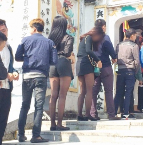 Nỗi buồn văn hóa mặc tại đền, chùa Nỗi buồn văn hóa mặc tại đền, chùa