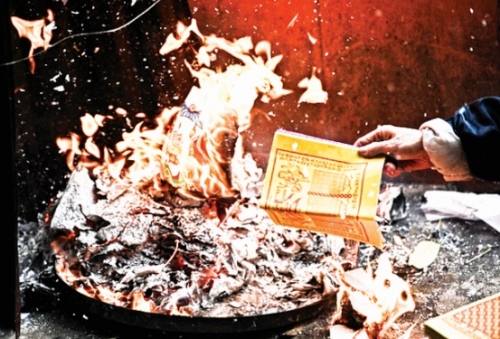 Vàng mã – “đồ lạ” trên mâm cỗ cúng