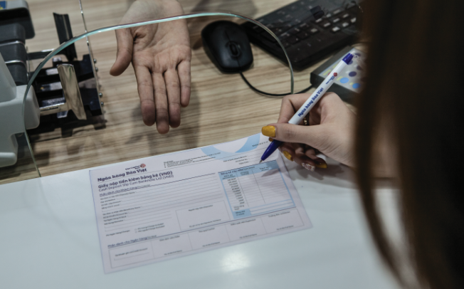 Tiền mặt trở lại ngân hàng Tiền mặt trở lại ngân hàng