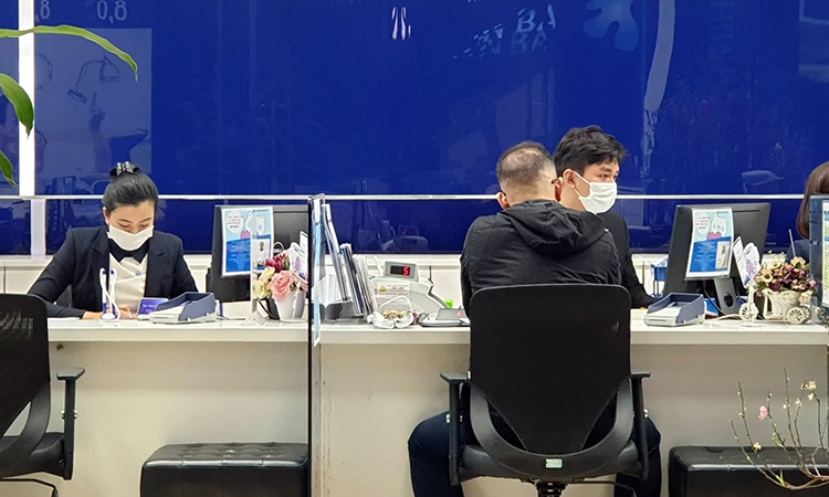 Giao dịch ngân hàng lưu ý với khẩu trang