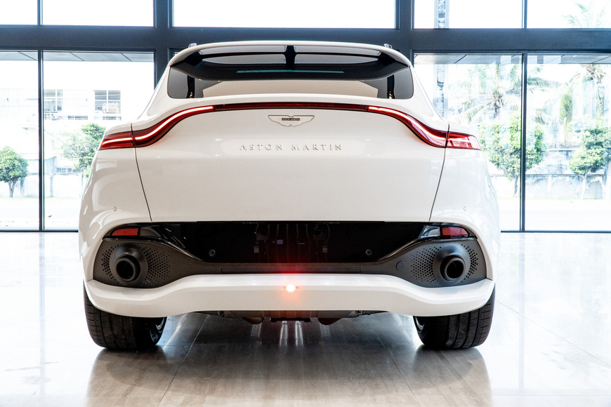 aston martin dbx lan dau lo dien full anh tai viet nam