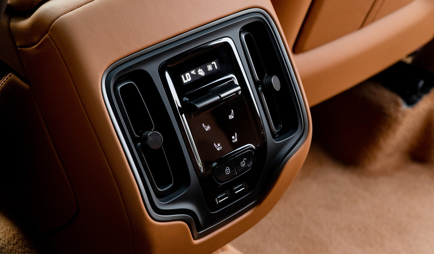 aston martin dbx lan dau lo dien full anh tai viet nam