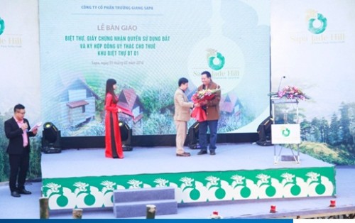 Bàn giao sổ đỏ cho khách hàng mua biệt thự Sapa Jade Hill Bàn giao sổ đỏ cho khách hàng mua biệt thự Sapa Jade Hill