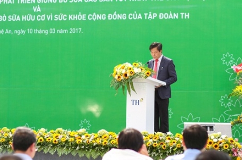 TH nhận Cúp vàng trang trại bò sữa organic