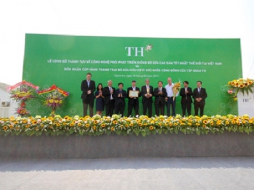 TH nhận Cúp vàng trang trại bò sữa organic