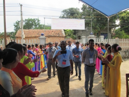 Đại biểu Hội nghị Tài chính toàn diện thăm mô hình tài chính vi mô