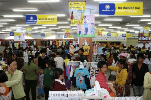 Thời trang Việt  quyết liệt giữ “sân nhà”